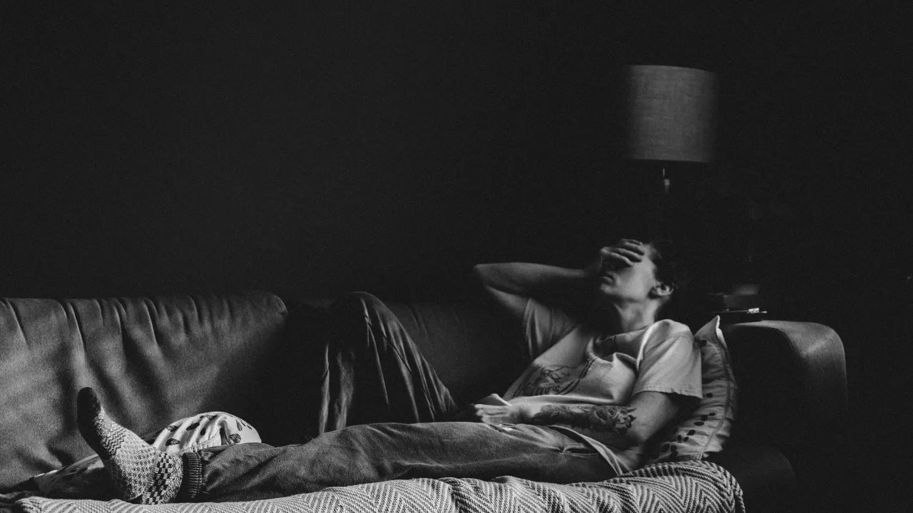 疲れが慢性的に溜まっている人のイメージ