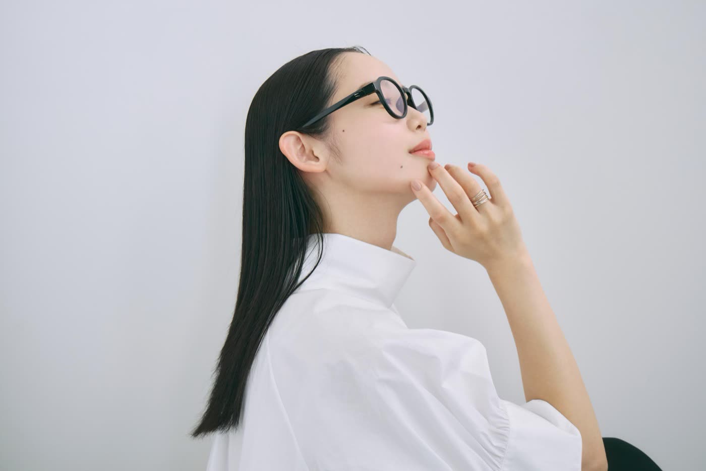 MEGLASSをかけてくつろぐ女性のブランドイメージ